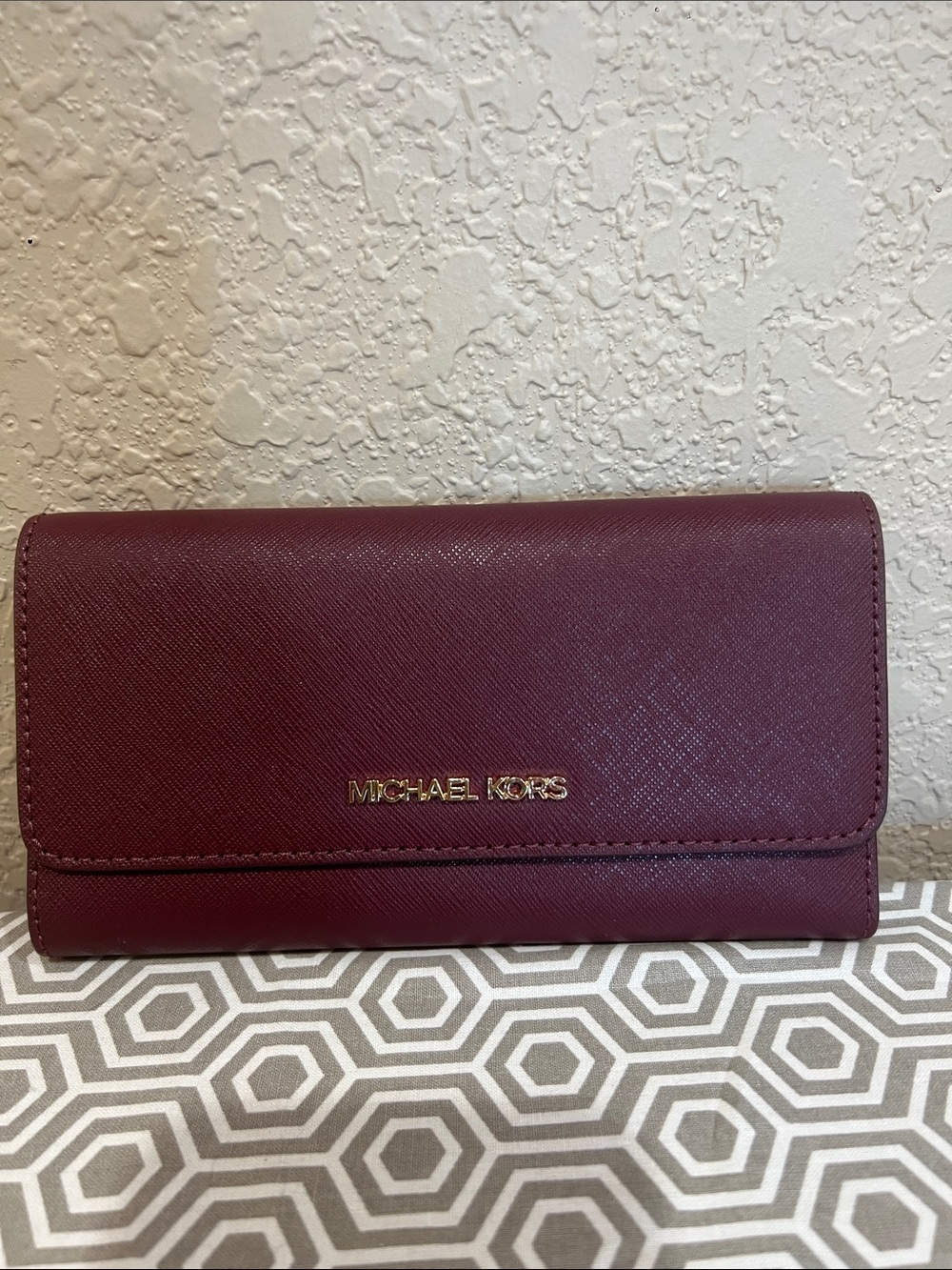 MICHAEL KORS   Merlot. Jet set travel LG Trifold Wallet with Gold Logo